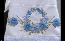 Bordado Flor Azul de Sianinha e Fitas – Vídeo do Passo a Passo
