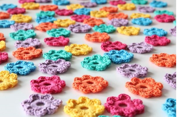 Mini Flores Feitas de Crochê - Material e Como Fazer