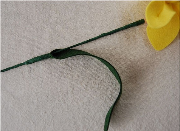 Bouquet Narcisos em feltro - folha
