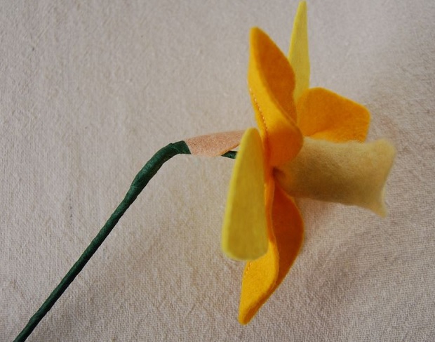 Bouquet Narcisos em feltro haste