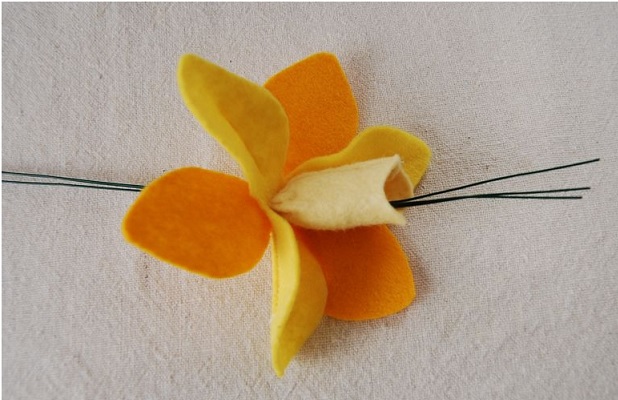 Bouquet Narcisos em feltrocaule