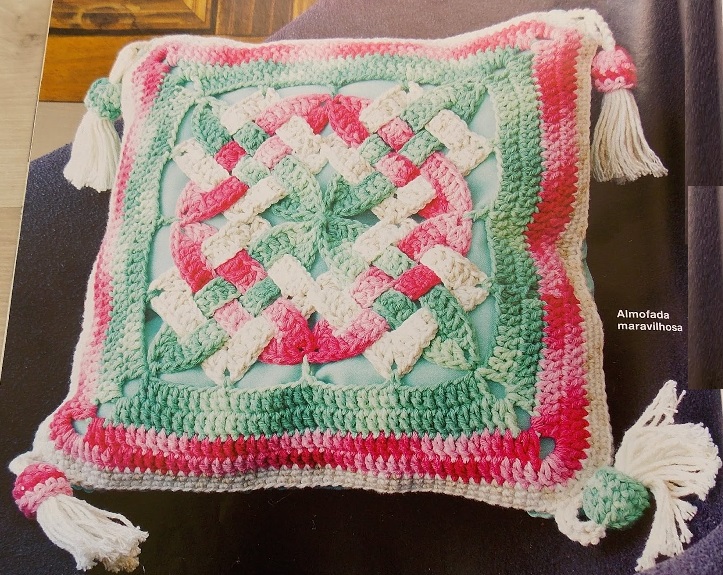 Almofada Maravilhosa Em Crochê – Material e Passo a Passo