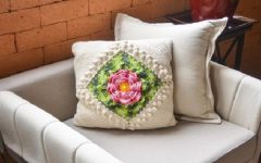 Almofada Envelope Flor Rosa Crochê – Material e Receita