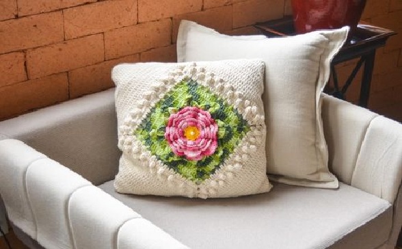 Almofada Envelope Flor Rosa Crochê – Material e Receita