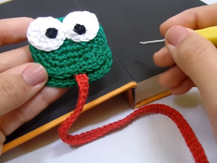 Marcador de Pagina Sapinho Em Crochê – Material e Vídeo